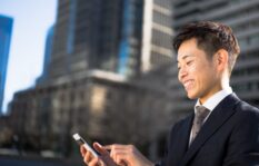 既婚者向けマッチングアプリを利用する夫