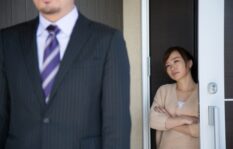 夫婦で旅行中に夫が突然帰宅!浮気・不倫の疑いは?