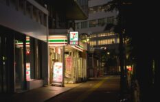 夜中に頻繁にコンビニに行く夫！浮気・不倫している？