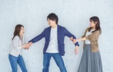 彼氏と友達の彼女との浮気歴が判明した！今すぐ別れるべき？