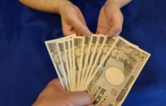 夫が浮気相手に毎月お小遣いを？どう対処すべき？